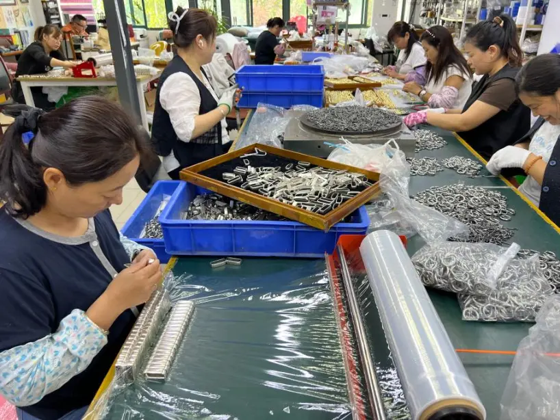 Kunyu Jewelry เสร็จสิ้นการจัดส่งชุดโซ่และสร้อยข้อมือคิวบาสั่งทำพิเศษ 12,000 ชุดไปยังอเมริกาเหนือ