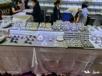 ทีมออกแบบเครื่องประดับ Kunyu เยี่ยมชมงาน SEASONS Fashion Jewellery ในฮ่องกง ทีมออกแบบเครื่องประดับ Kunyu เยี่ยมชมงาน SEASONS Fashion Jewellery ในฮ่องกง